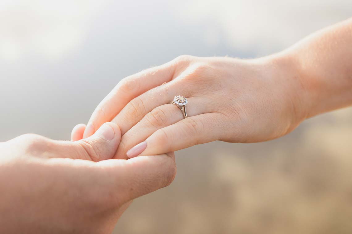 Pe ce deget si de ce se pune inelul de logodna? Istoria logodnei